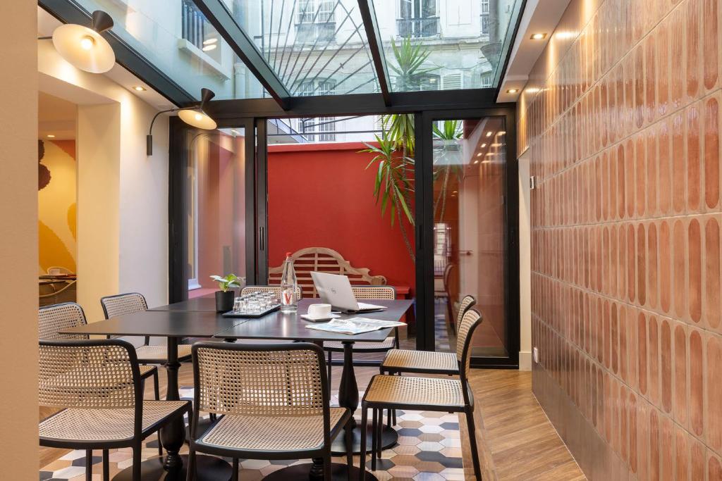 Posezení v ubytování Hotel Elysees 8