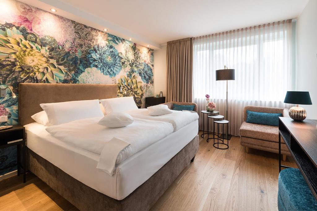 een hotelkamer met een groot bed en een bank bij Hotel Munte am Stadtwald in Bremen