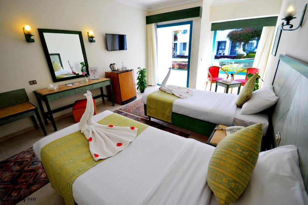 Postel nebo postele na pokoji v ubytování Falcon Hills Hotel