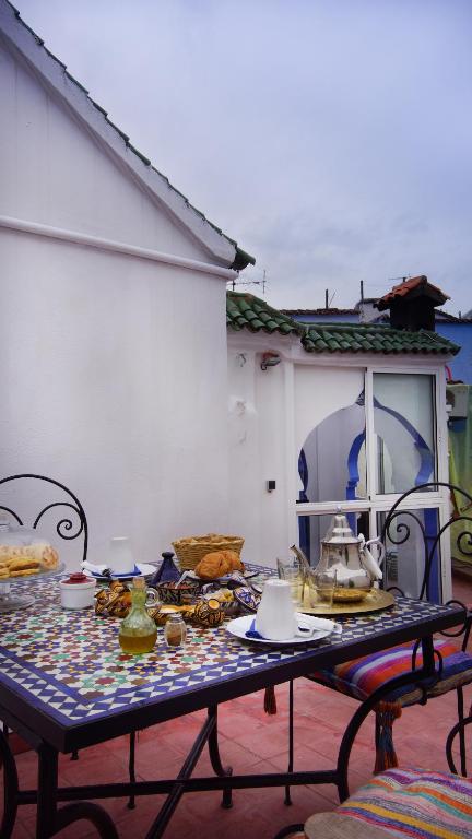 uma mesa com comida no pátio em Hotel Casa Miguel em Chefchaouene