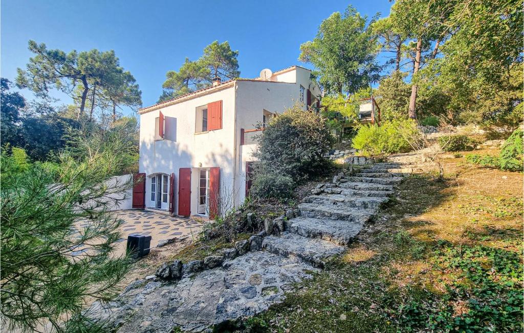 ein Haus auf einem Hügel mit Treppen, die zu ihm führen in der Unterkunft Cozy Home In Saint-georges-dolron With Kitchen in Saint-Georges-dʼOléron