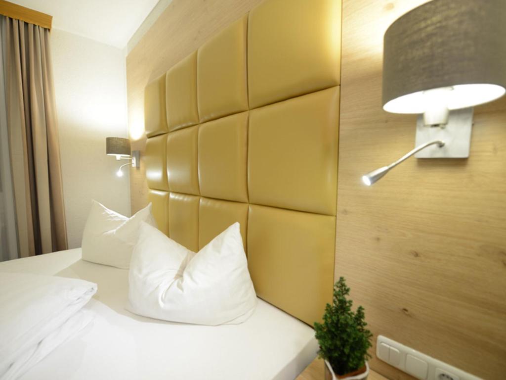 Postel nebo postele na pokoji v ubytování Land-gut Hotel zum Löwen Garni