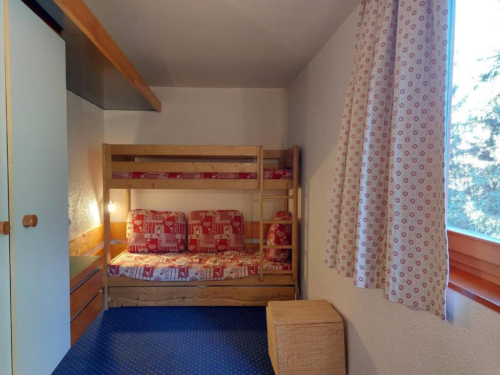 - une chambre pour enfants avec des lits superposés et une fenêtre dans l'établissement Studio cosy pour 3, au pied des pistes et proche commerces, au cœur des Arcs 1800. - FR-1-411-112, à Arc 1800