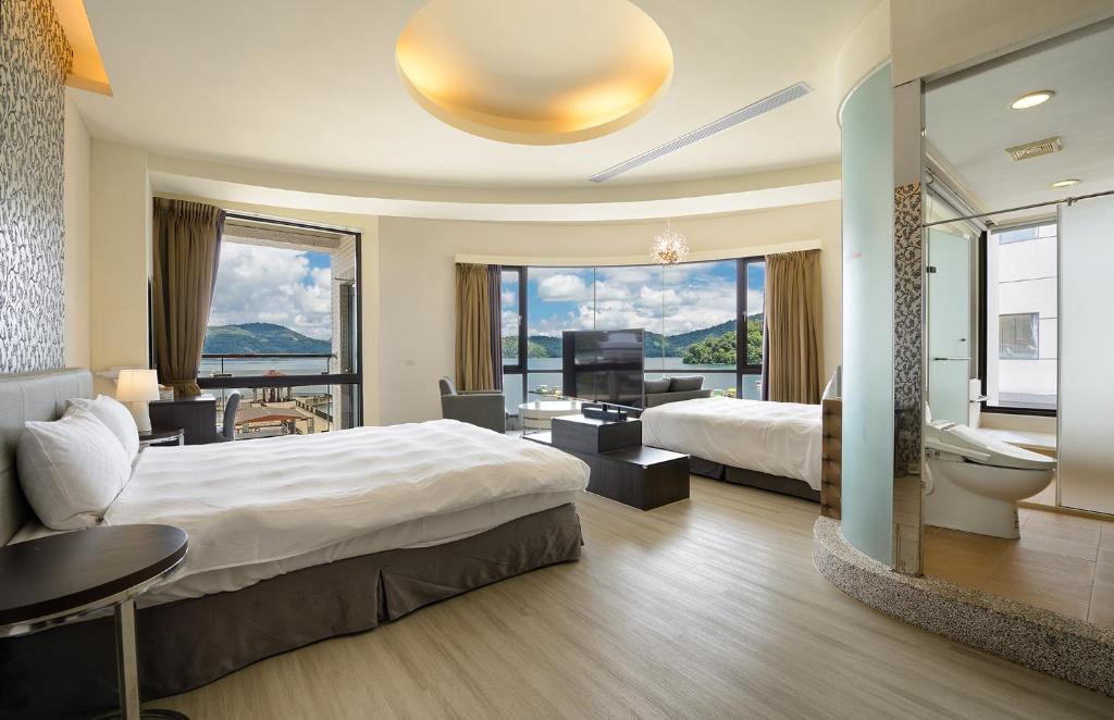 Cette chambre comprend deux lits et une salle de bains. dans l'établissement Hu Yue Lakeview Hotel, à Yuchi