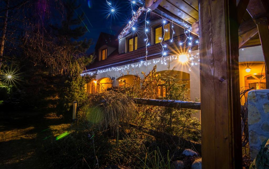 une maison avec des lumières de Noël allumées la nuit dans l'établissement Apartmany Centrum, à Pavčina Lehota