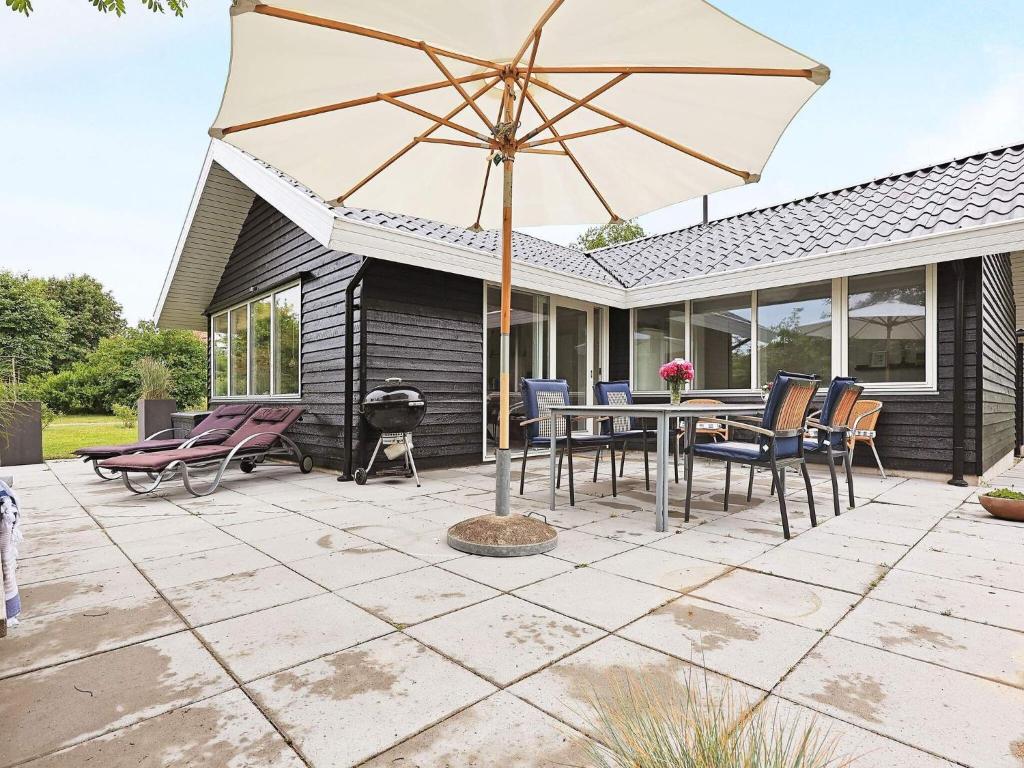 Patio nebo venkovní prostory v ubytování 6 person holiday home in Karrebæksminde-By Traum