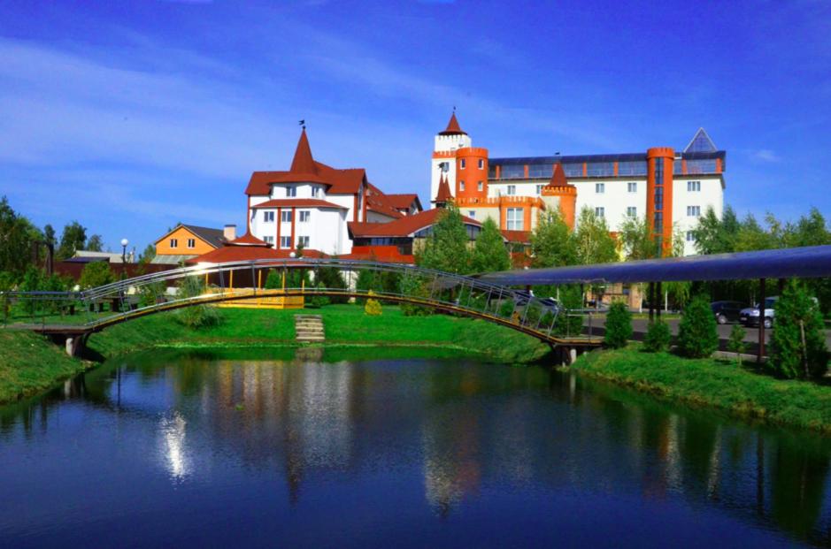 un puente sobre un río frente a una ciudad en Vyshegrad Castle Hotel, en Vyshgorod