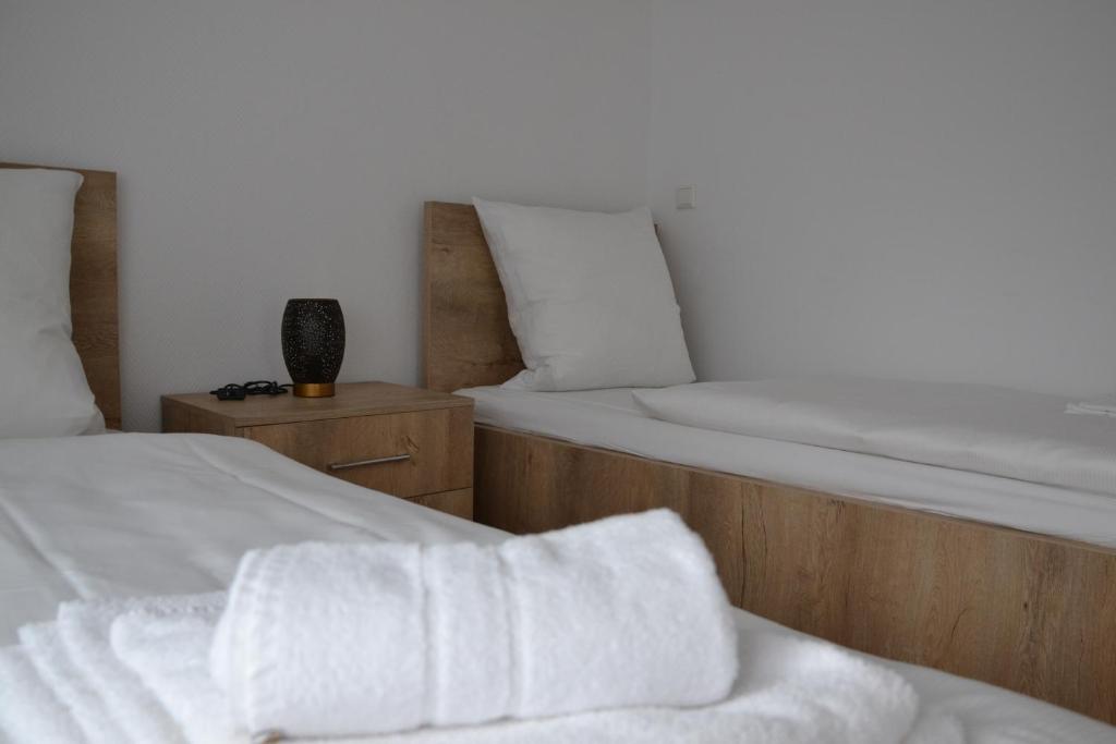 Postel nebo postele na pokoji v ubytování Wolf Hotel zur Linde