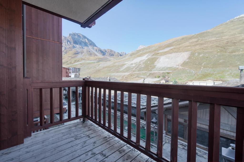 einen Balkon mit Bergblick in der Unterkunft Appartement Ecrin 214 in Tignes