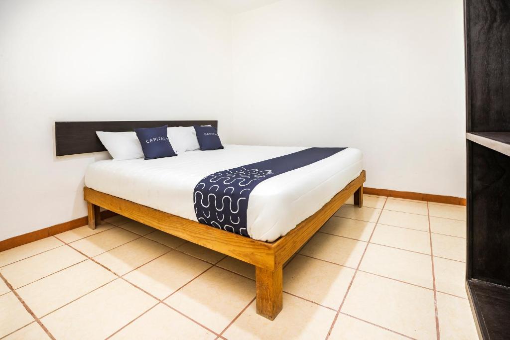 Postel nebo postele na pokoji v ubytování Capital O Oxtankah,chetumal bay