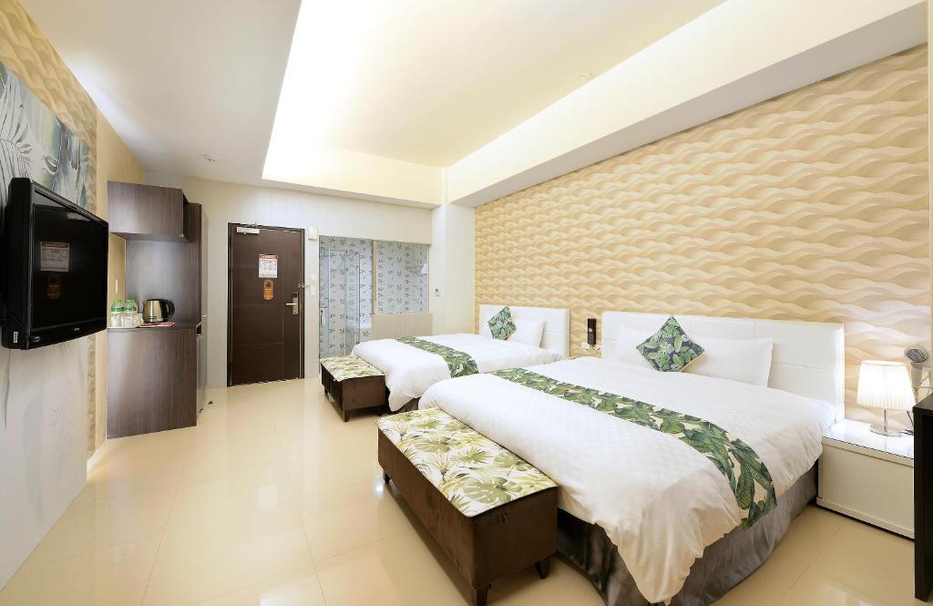 Hu Yue Lakeview Hotel - Dört Kişilik Oda - Balkonlu (Aşağı Kat)