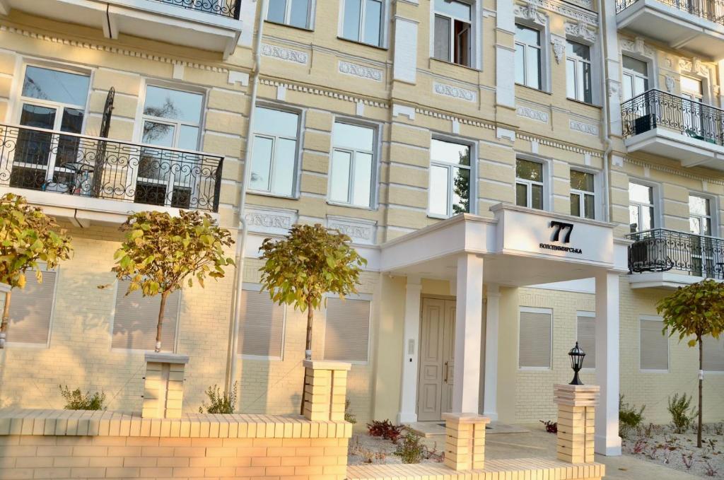 un bâtiment avec son numéro dans l'établissement Sonya Apartments, à Kiev
