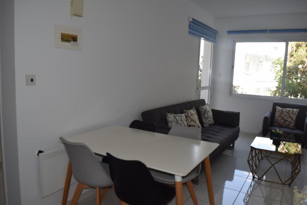 Posezení v ubytování One Bedroom Apartment, Molos Complex - By IMH Travel & Tours