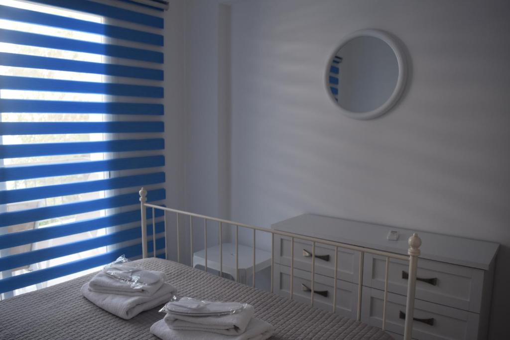 Postel nebo postele na pokoji v ubytování One Bedroom Apartment, Molos Complex - By IMH Travel & Tours