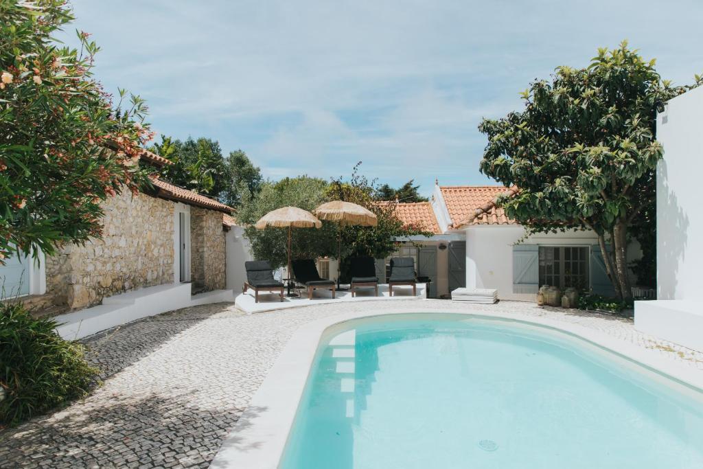 una piscina en el patio trasero de una villa en Senhora do Cabo Meco Homy Holidays, en Sesimbra