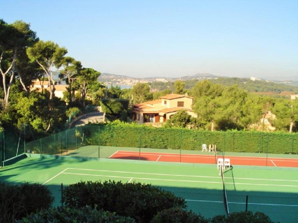Tenis lub squash w obiekcie Grand appartement, 3 chambres, très bonne literie, résidence avec piscine à Pin Rolland lub w pobliżu