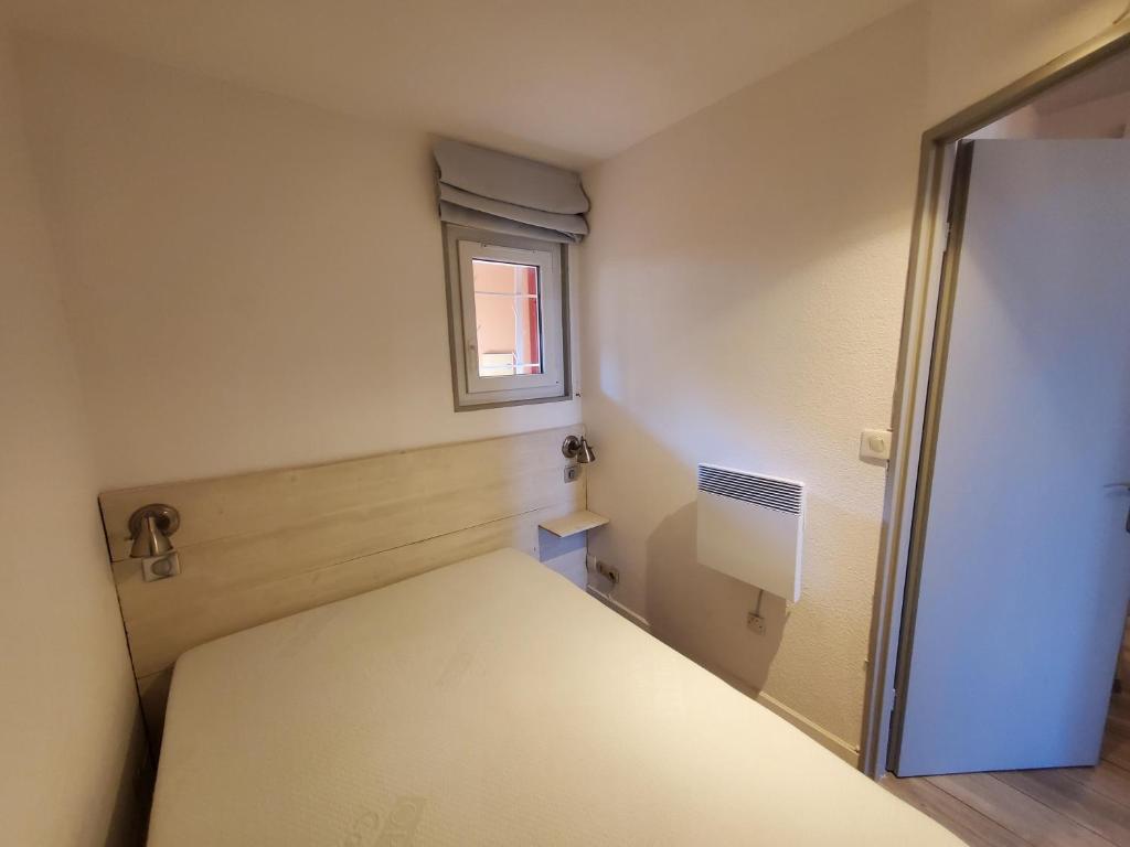 Łóżko lub łóżka w pokoju w obiekcie Grand appartement, 3 chambres, très bonne literie, résidence avec piscine à Pin Rolland