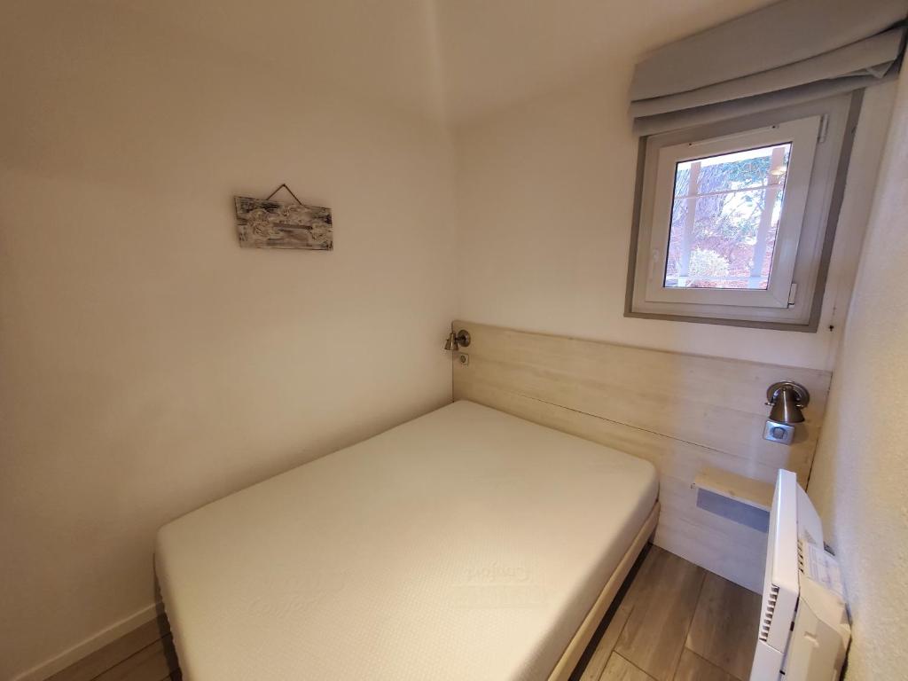 Łóżko lub łóżka w pokoju w obiekcie Grand appartement, 3 chambres, très bonne literie, résidence avec piscine à Pin Rolland