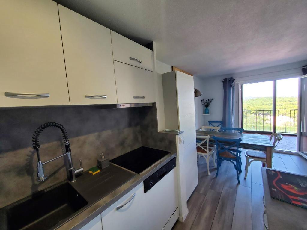 Kuchnia lub aneks kuchenny w obiekcie Grand appartement, 3 chambres, très bonne literie, résidence avec piscine à Pin Rolland