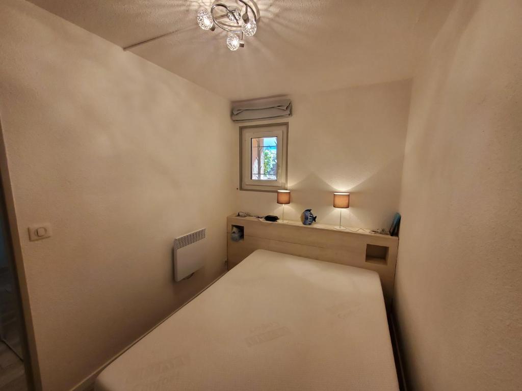 Łóżko lub łóżka w pokoju w obiekcie Grand appartement, 3 chambres, très bonne literie, résidence avec piscine à Pin Rolland