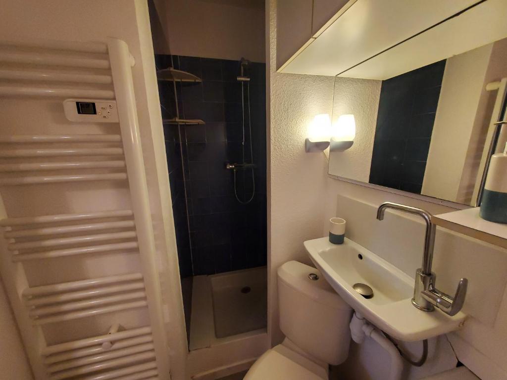 Łazienka w obiekcie Grand appartement, 3 chambres, très bonne literie, résidence avec piscine à Pin Rolland