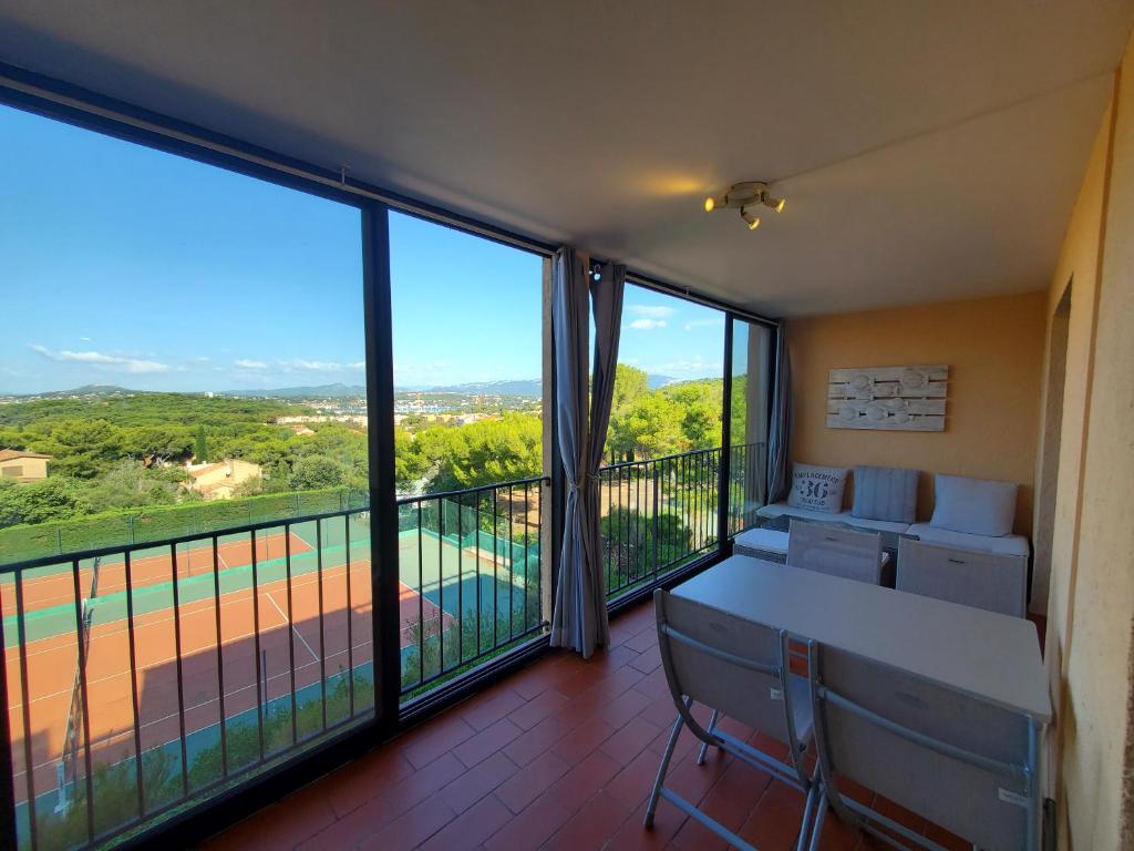 Balkon lub taras w obiekcie Grand appartement, 3 chambres, très bonne literie, résidence avec piscine à Pin Rolland