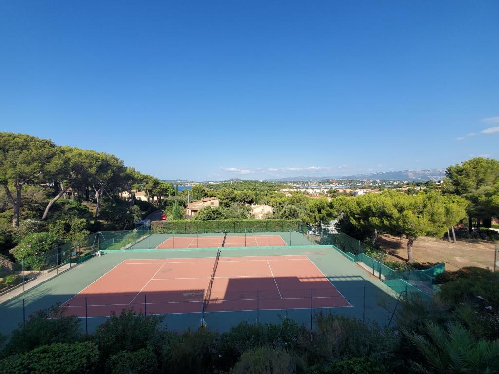 Tenis lub squash w obiekcie Grand appartement, 3 chambres, très bonne literie, résidence avec piscine à Pin Rolland lub w pobliżu