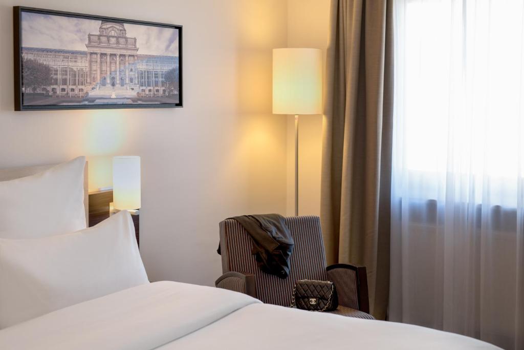 Postel nebo postele na pokoji v ubytování Mercure Hotel München Süd Messe