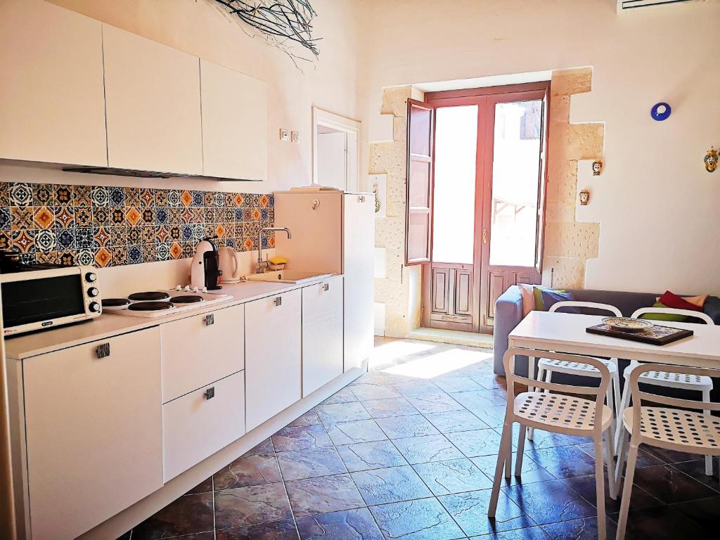 Kuchyň nebo kuchyňský kout v ubytování Family apt by Dimore in Sicily