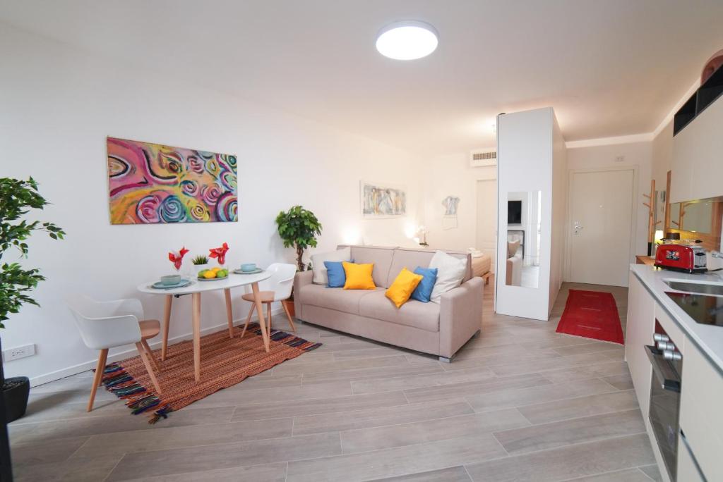 ein Wohnzimmer mit einem Sofa und einem Tisch in der Unterkunft Trastevere Chic and Smart Loft in Rom