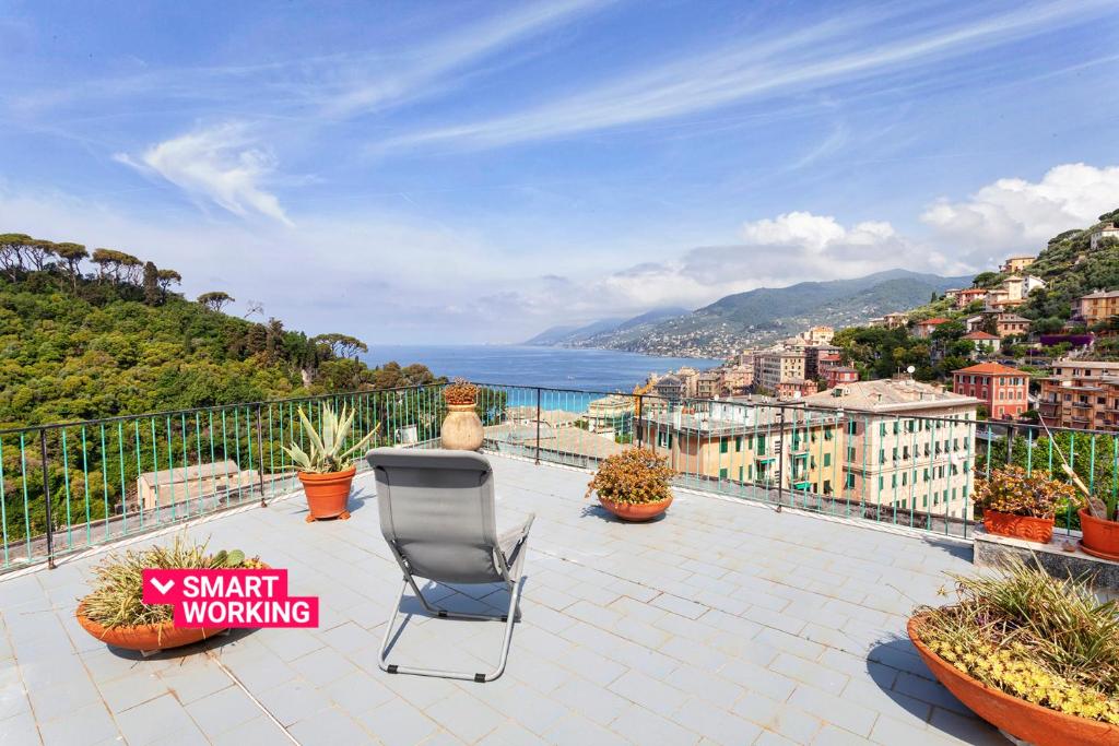 una silla en un patio con vistas al océano en Stunning Sea View Apartment with Terrace in Camogli by Wonderful Italy, en Camogli