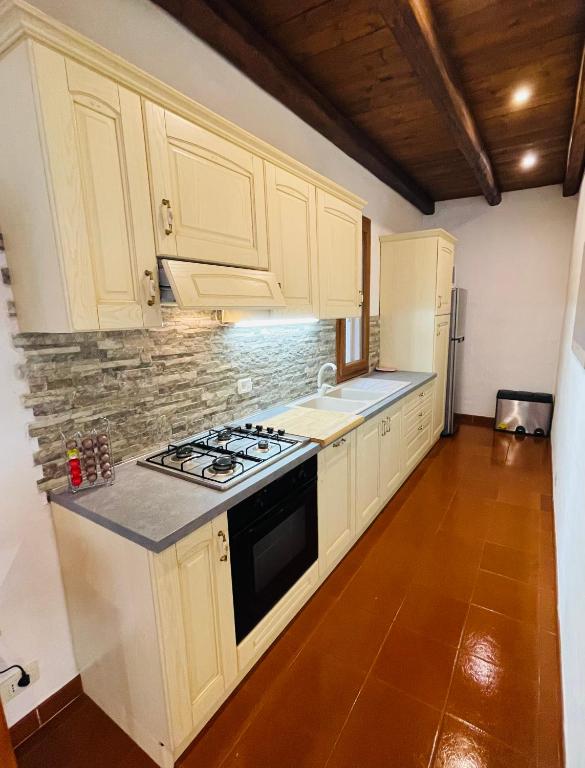 Kuchyň nebo kuchyňský kout v ubytování House Suestellas