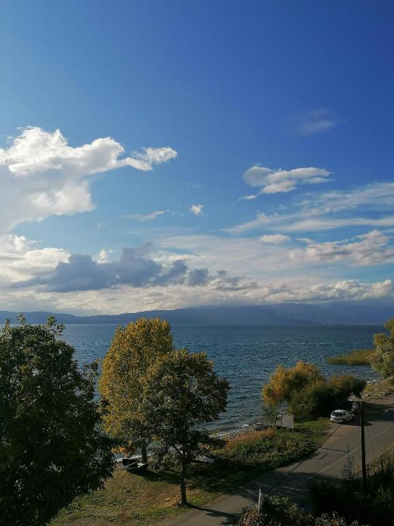 einen Blick auf das Meer an einem sonnigen Tag in der Unterkunft Nautica apartments&studios in Peštani