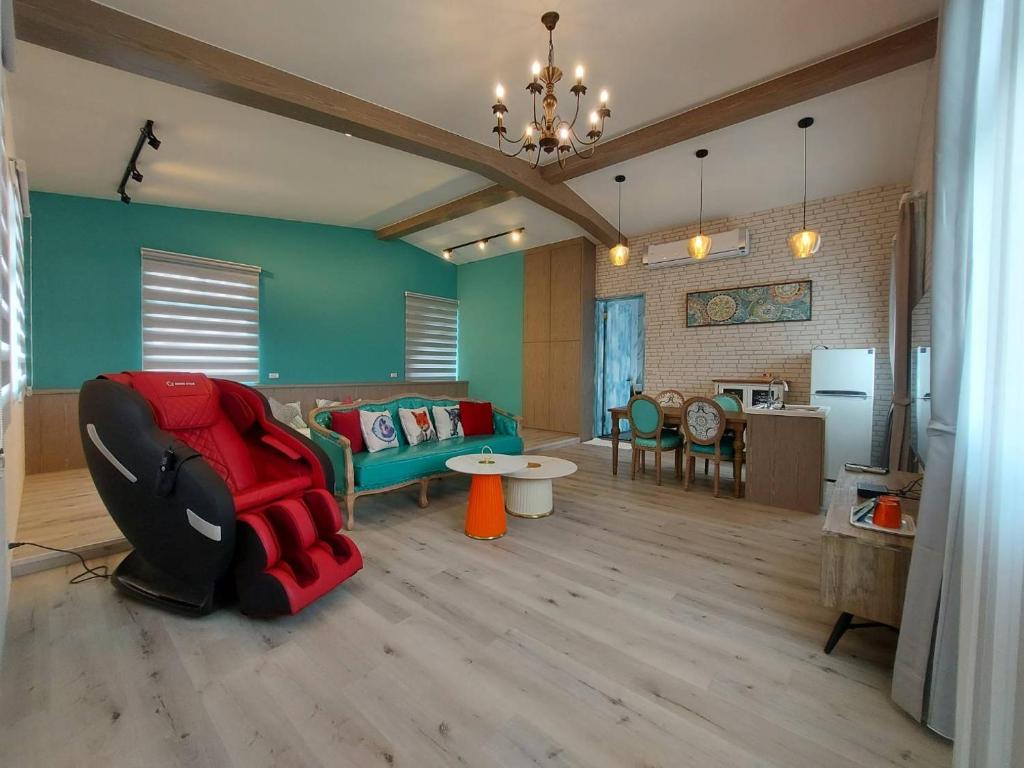 ein Wohnzimmer mit einem Sofa und einem Tisch in der Unterkunft 宜蘭五結羅東 田中268 in Yilan