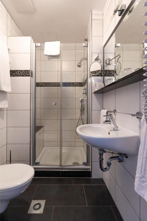 Koupelna v ubytování Hotel Garni " Am Domplatz"