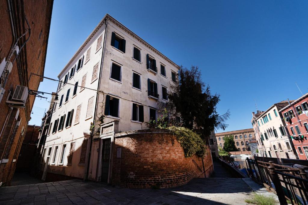 Budova, v ktorej sa apartmán nachádza