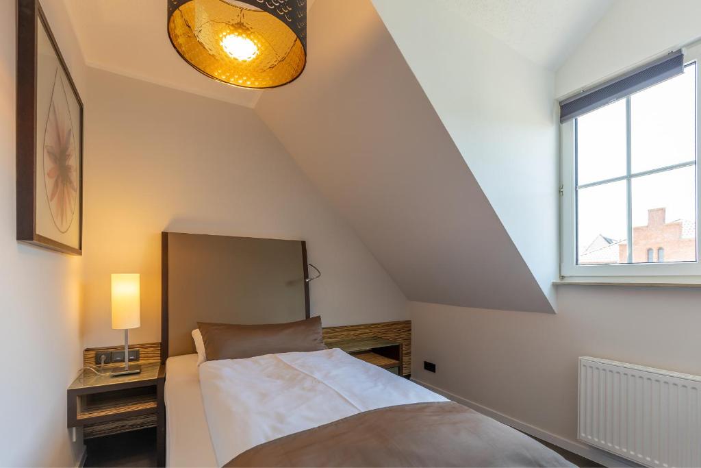 Postel nebo postele na pokoji v ubytování Hotel Garni " Am Domplatz"