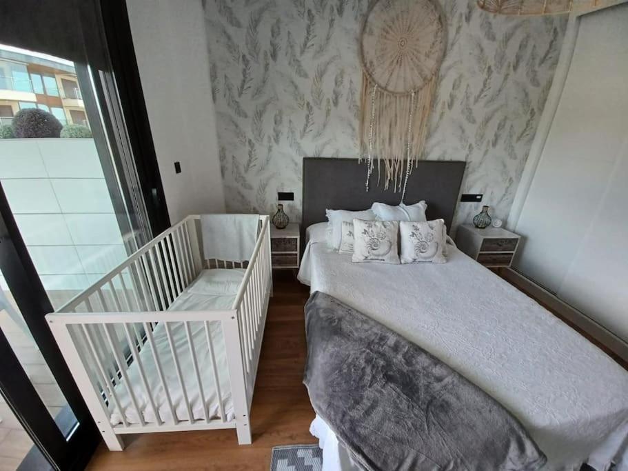 A bed or beds in a room at Precioso apartamento con terraza y piscina en Portonovo-Sanxenxo