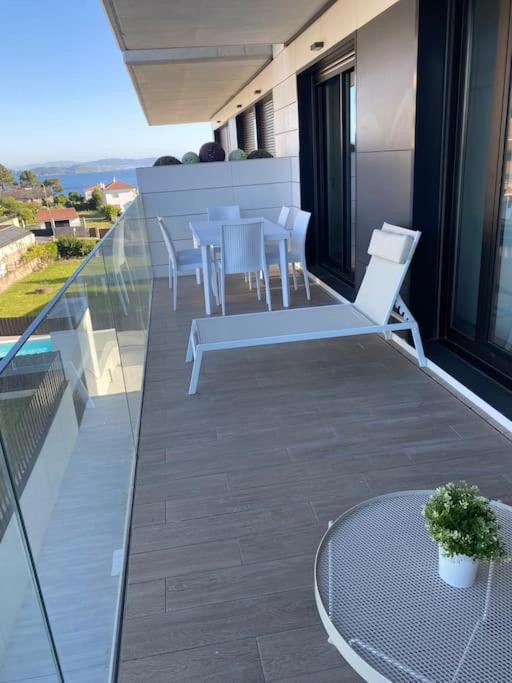 A balcony or terrace at Precioso apartamento con terraza y piscina en Portonovo-Sanxenxo