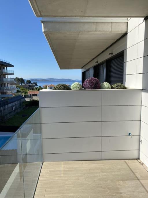 A balcony or terrace at Precioso apartamento con terraza y piscina en Portonovo-Sanxenxo