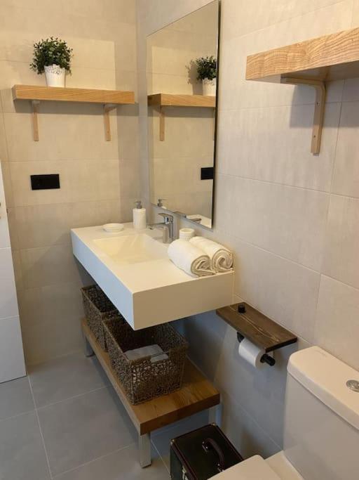 A bathroom at Precioso apartamento con terraza y piscina en Portonovo-Sanxenxo