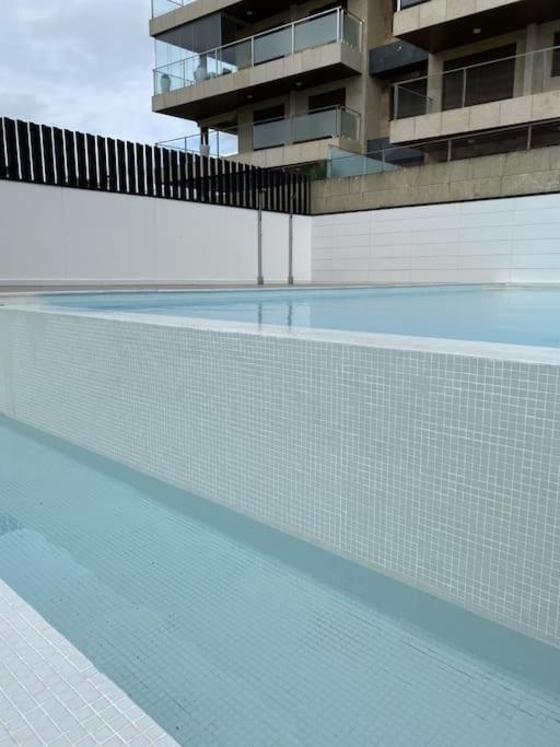 The swimming pool at or close to Precioso apartamento con terraza y piscina en Portonovo-Sanxenxo