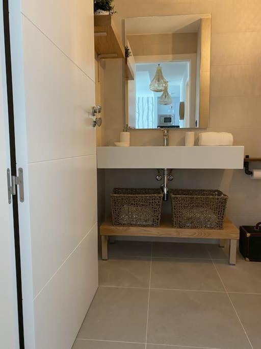 A bathroom at Precioso apartamento con terraza y piscina en Portonovo-Sanxenxo