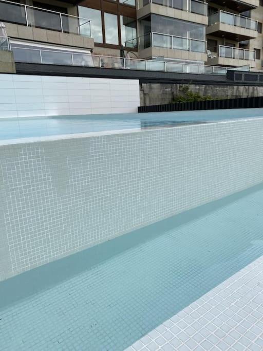 The swimming pool at or close to Precioso apartamento con terraza y piscina en Portonovo-Sanxenxo