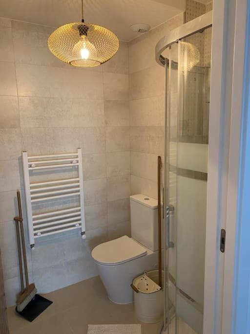 A bathroom at Precioso apartamento con terraza y piscina en Portonovo-Sanxenxo