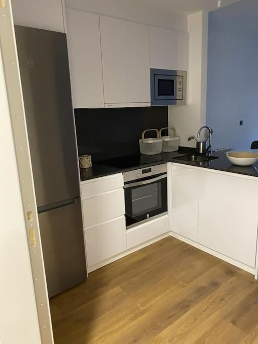 A kitchen or kitchenette at Precioso apartamento con terraza y piscina en Portonovo-Sanxenxo