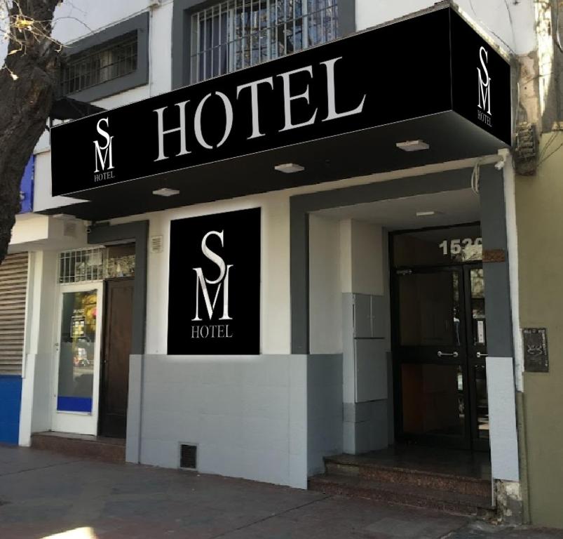 Un cartel de hotel en el frente de un edificio en HOTEL SM Mendoza, en Mendoza
