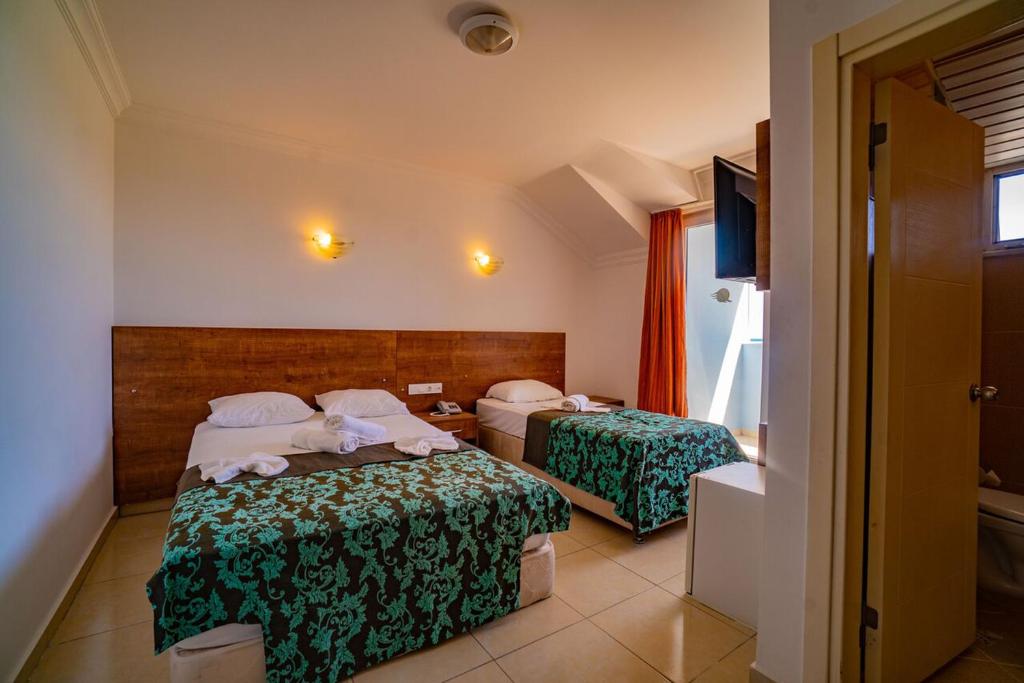 Postel nebo postele na pokoji v ubytování Prenses Sealine Beach Hotel