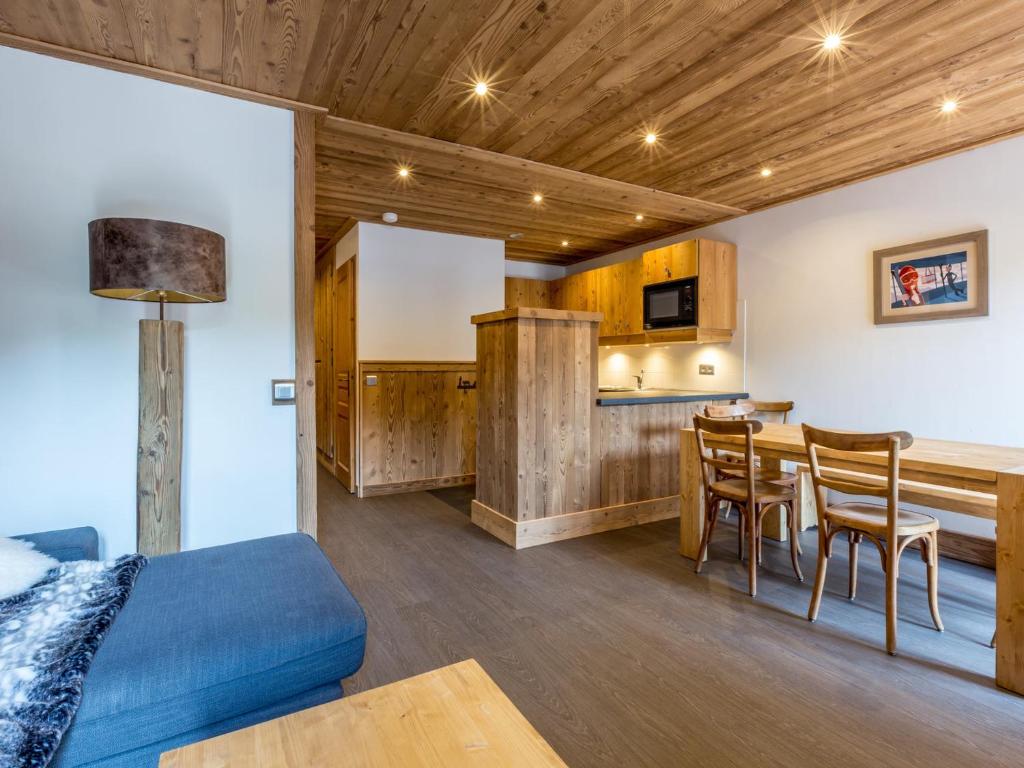 une chambre avec un lit, une table et des chaises dans l'établissement Appartement 3 Chambres avec Parking, Wifi et Proche des Remontées Mécaniques à La Clusaz - FR-1-437-46, à La Clusaz