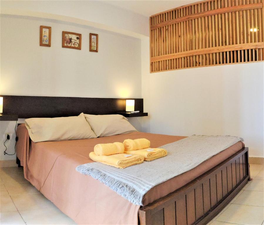 een slaapkamer met een bed met twee handdoeken erop bij Rent for Days III - Mono Plaza in San Miguel de Tucumán